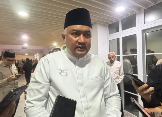 Bupati Bogor Rudy Susmanto saat memberikan keterangan pers di Cibinong, Kamis 12 Maret 2026. (Sumber: Poskota/Giffar Rivana)