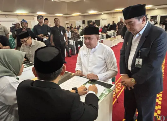 Bupati Bogor Rudy Susmanto saat melaksanakan pembayaran zakat fitrah di gedung Setda Kabupaten Bogor, Kamis 12 Maret 2026. (Sumber: Poskota/Giffar Rivana)