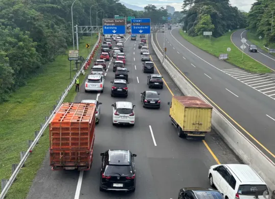 Ilustrasi Kemacetan kendaraan di tol Jagorawi exit Ciawi arah Puncak. (Sumber: Poskota/Giffar Rivana)