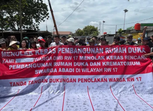 Unjuk rasa warga perumahan Citra, Pegadungan, Kalideres, Jakarta Barat, yang menolak pembangunan rumah duka dan krematorium. (Sumber: Poskota/Pandi Ramedhan)