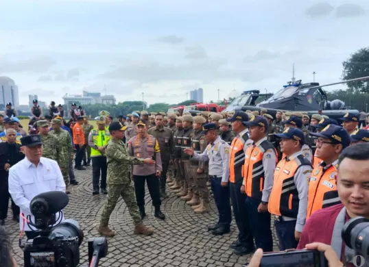 Ratusan personel gabungan mengikuti apel gelar pasukan Operasi Ketupat 2026 di Lapangan Silang Monas, Gambir, Jakarta Pusat, Kamis, 12 Maret 2026. (Sumber: Poskota/ Ali Mansur)