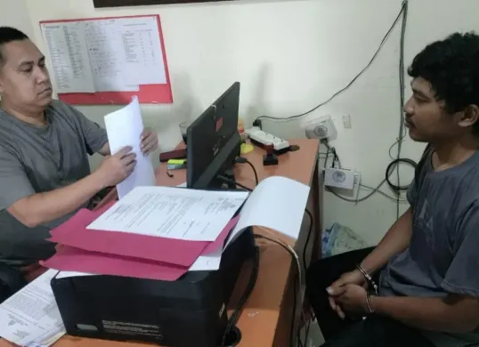 Jaenudin menjalani pemeriksaan setelah ditangkap petugas Unit Reskrim Polsek Pamarayan atas kasus penganiayaan. (Sumber: Polsek Pamarayan)