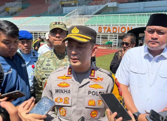 Kapolres Bogor, AKBP Wikha Ardilestanto saat memberikan keterangan pers di Stadion Pakansari, Cibinong usai apel gelar pasukan Operasi Ketupat Lodaya 2026, Kamis 12 Maret 2026. (Sumber: Poskota/Giffar Rivana)