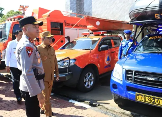 Kapolda dan Gubernur Banten melihat sarana dan prasarana yang digunakan untuk Operasi Ketupat Maung 2026 dalam apel gelar pasukan di Mapolda Banten. (Sumber: Dok. Polda Banten)