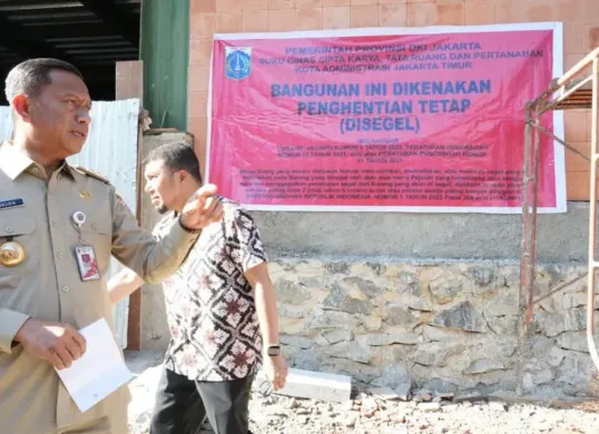 Proses penyegelan lapangan padel tidak berizin di Jalan Kolonel Sutomo 1, RT 06/06, Kelurahan Kebon Pala, Kecamatan Makasar. (Sumber: Dok. Kominfotik Pemkot Jakarta)