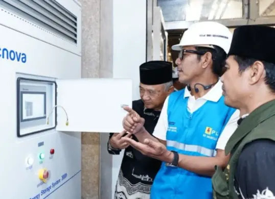 Kepala Bidang Riayah Badan Pengelola Masjid Istiqlal, KH. Zainuri Anwar bersama General Manager PLN UID Jakarta Raya, Moch Andy Adchaminoerdin meninjau langsung perangkat BESS di area Masjid Istiqlal, Jakarta. (Sumber: Dok. PLN UID Jakarta Raya)