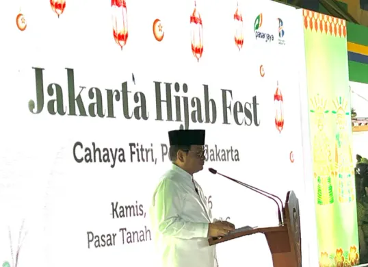 Gubernur Jakarta Pramono Anung saat memberi sambutan pada acara Jakarta Hijab Fest 2026 di Pasar Tanah Abang, Jakarta Pusat, Kamis, 12 Maret 2026. (Sumber: Poskota/M. Tegar Jihad)
