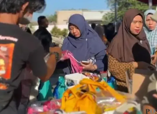 Warga menyerbu Bazar Ramadan yang digelar DKUPP di Bale Indung Rahayu Purwakarta Kamis 12 Maret 2026. (Sumber: Poskota/Dadan)
