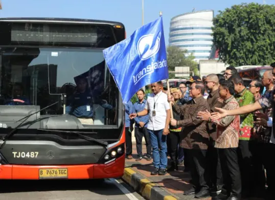 Gubernur DKI Jakarta Pramono Anung saat meresmikan layanan Transjabodetabek rute Blok M–Bandara Soekarno-Hatta (SH2) di Terminal Blok M Jalur 6, Melawai, Kebayoran Baru, Jakarta Selatan pada Kamis, 12 Maret 2026. (Sumber: Kominfotik Pemprov Jakarta)