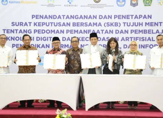 Penandatanganan SKB 7 Menteri terkait teknologi kecerdasan buatan dan penggunaan teknologi digital. (Sumber: Istimewa)