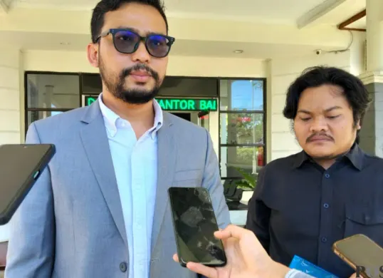 Koordinator Advokat dan pemerhati kejahatan satwa liar (APKSLI), Nanda Nababan usai menyerahkan somasi di Kantor BTNUK Labuan, Pandeglang. (Sumber: Poskota/Samsul Fatoni)