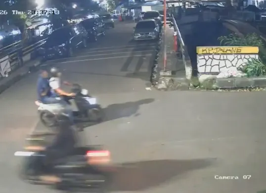 Rekaman CCTV sosok dua pelaku yang diduga menyiram air keras terhadap aktivis dari Komisi untuk Orang Hilang dan Korban Tindak Kekerasan (KontraS) Andrie Yunus. (Sumber: X/@ ariefrasyad)