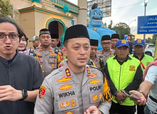 Kapolres Bogor AKBP Wikha Ardilestanto saat memberikan keterangan pers di depan Pos Gadog Hoegeng, Kamis 12 Maret 2026. (Sumber: Poskota/Giffar Rivana)