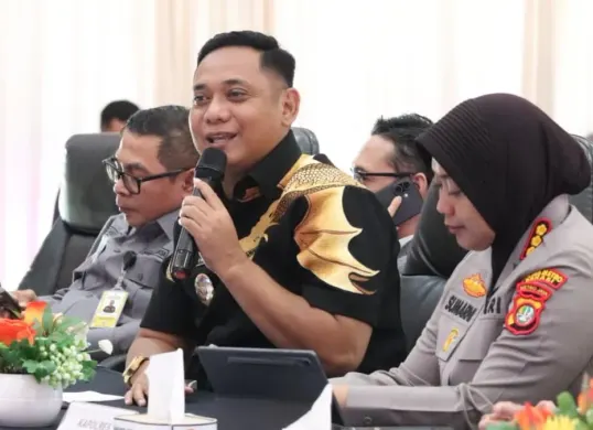 Plt. Bupati Bekasi, Asep Surya Atmaja dalam koordinasi lintas sektoral Operasi Ketupat Jaya 2026 di Gedung Promoter Polres Metro Bekasi, Selasa, 10 Maret 2026. (Sumber: Dok. Istimewa)