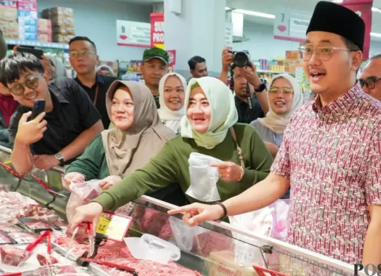 Wakil Wali Kota Cimahi, Adhitia Yudisthira, (batik merah), melakukan inspeksi mendadak ke sejumlah Pasar Tradisional dan Pasar Modern, Jumat 13 Maret 2026. (Sumber: Poskota/Gatot Poedji Utomo)