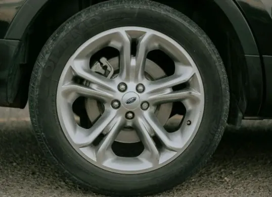 Ilustrasi. Pengguna jalan tol yang mengalami ban mobil pecah bisa mengajukan klaim ganti rugi ke pengelola. (Sumber: Pexels/Amar Preciado)