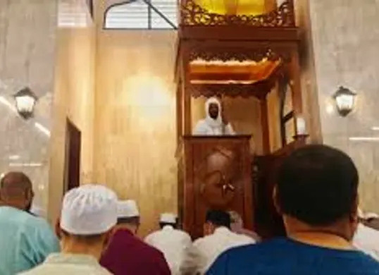 Suasana jamaah melaksanakan salat Jumat di penghujung Ramadan, momentum refleksi ibadah dan memperkuat ketakwaan menjelang Idulfitri. (Sumber: Wilkimedia Commons)