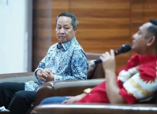 Kepala Dinas Komunikasi Informatika Persandian dan Statistik Kabupaten Bekasi, Yan Yan Akhmad Kurnia (kiri) di Gedung Graha Pariwisata, Kelurahan Sertajaya, Cikarang Timur, Kabupaten Bekasi, Kamis, 12 Maret 2026. (Sumber: Dok. Istimewa)