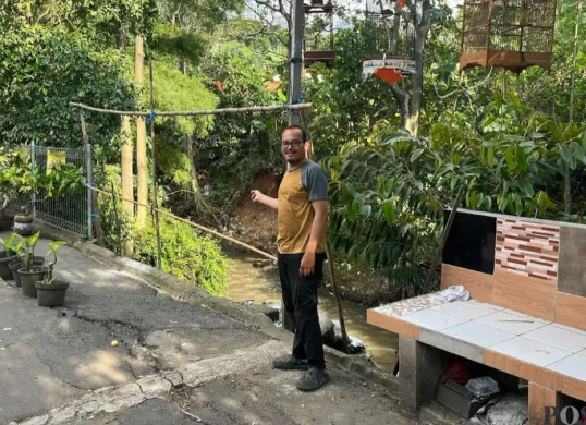 Kondisi permukiman warga di RW 09 Kebayoran Lama, Jakarta Selatan pada Jumat, 13 Maret 2026 yang belum lama terjadi longsor. (Sumber: Poskota/ Pandi Ramedhan)