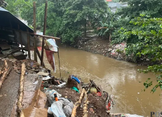 Bencana longsor bangunan rumah kontrakan di kawasan Tebet, Jakarta Selatan. (Sumber: Poskota/Pandi Ramedhan)