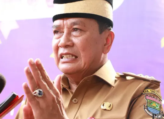 Bupati Tangerang, Maesyal Rasyid saat diwawancarai di Kantor Bupati Tangerang. (Sumber: Poskota/Veronica)