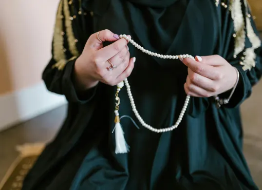 Ilustrasi seorang Muslim berzikir dan berdoa saat qiyamul lail pada sepuluh malam terakhir Ramadan untuk meraih keberkahan malam Lailatul Qadar. (Sumber: Pexels)