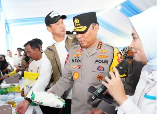 Wakapolri Komjen Dedi Prasetyo dalam kegiatan Gerakan Pangan Murah (GPM) di kompleks Bulog Kanwil Jakarta Utara, Jumat, 13 Maret 2026. (Sumber: Dok. Mabes Polri)