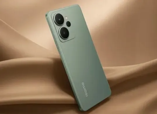 realme 15 Pro 5G hadir dengan desain premium, layar AMOLED 120Hz, serta baterai besar 7000mAh yang mendukung pengisian cepat 80W. (Sumber: Dok/Realme)