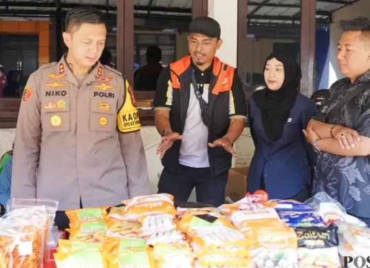 Kapolres Cimahi, AKBP Niko N Adi Putra turun langsung dalam kegiatan Gerakan Pangan Murah, di Mako Polres Cimahi, Jalan Amir Machmud, Jumat 13 Maret 2026. (Sumber: Poskota/Gatot Poedji Utomo)
