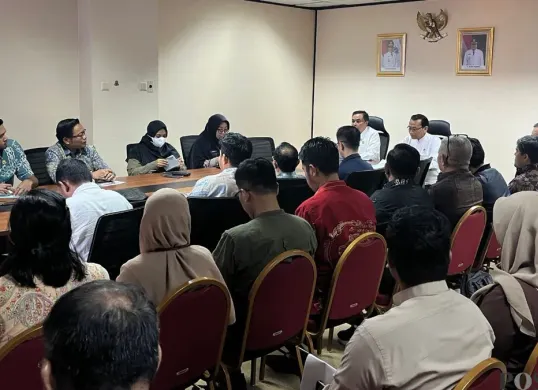 Pemkot Jakbar memfasilitasi pertemuan untuk mencari solusi atas persoalan sertifikat warga Apartemen City Park, Jumat, 13 Maret 2026. (Sumber: Poskota/Pandi Ramedhan)