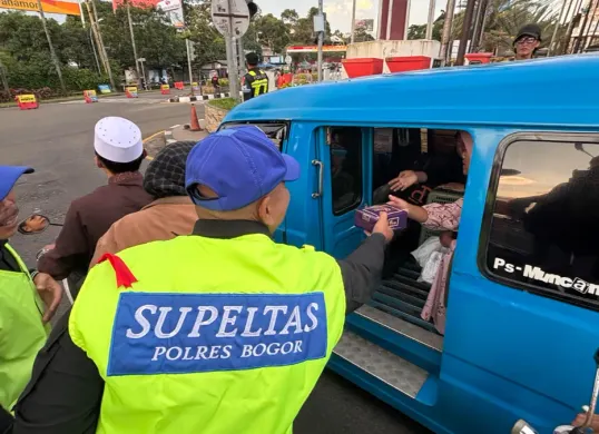 Anggota supeltas membagikan takjil kepada warga di wilayah Gadog, Puncak, Kabupaten Bogor pasa Kamis 12 Maret 2026. (Sumber: Poskota/Giffar Rivana)