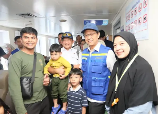 Menteri Dalam Negeri Tito Karnavian (tengah) dan Menteri Kesehatan Budi Gunadi Sadikin saat meninjau persiapan mudik lebaran 2026 di Pelabuhan Merak. (Sumber: Puspen Kemendagri)