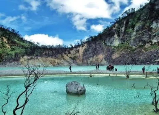Panorama Kawah Putih di Ciwidey, Bandung Selatan, yang terkenal dengan danau vulkanik berwarna putih kehijauan dan udara pegunungan yang sejuk. (Sumber: Pinterest)