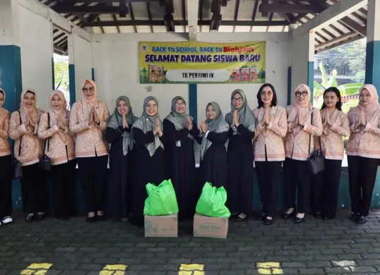 DWP Kemendagri menyerahkan 120 paket bantuan sembako kepada korban banjir di Kompleks Departemen Dalam Negeri (DDN) Karang Mulya, Kecamatan Karang Tengah, Kota Tangerang, Banten. (Sumber: Dok. Istimewa)