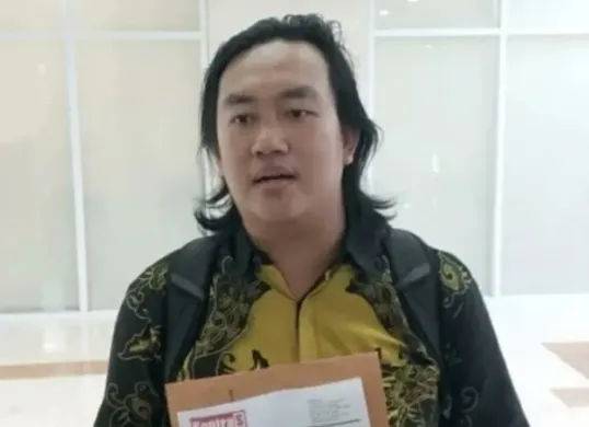 Potret Andrie Yunus, aktivis KontraS dan advokat muda yang menjadi sorotan publik setelah insiden penyiraman air keras yang menimpanya. (Sumber: X/@direktoridosen)