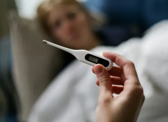 Ilustrasi. Meski tubuh sakit di akhir Ramadan, umat Muslim tetap memiliki peluang meraih pahala dan keberkahan. (Sumber: Pexels/cottonbro studio)