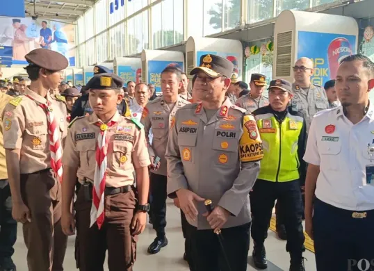 Kapolda Metro Jaya, Irjen Pol Asep Edi Suheri melakukan pengecekan kesiapan arus mudik lebaran Stasiun Pasar Senen, Jakarta Pusat, Sabtu, 14 Maret 2026. (Sumber: Poskota/Ali Mansur)