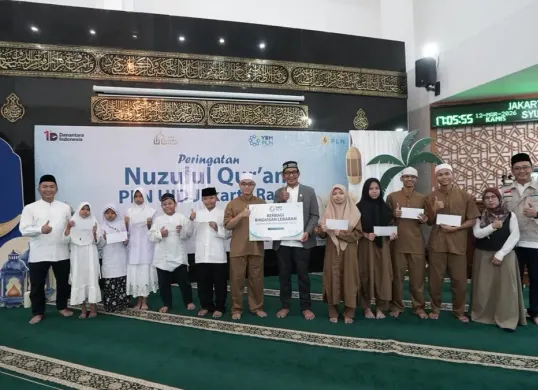 General Manager PLN UID Jakarta Raya, Moch. Andy Adchaminoerdin menyerahkan santunan secara kepada anak yatim dan difabel di Masjid Nurul Falah PLN UID Jaya. (Sumber: Dok. PLN UID Jaya)