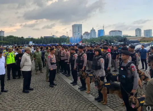 Ratusan personel gabungan mengikuti apel gelar pasukan Operasi Ketupat 2026 di Lapangan Silang Monas, Gambir, Jakarta Pusat, Kamis, 12 Maret 2026. (Sumber: Poskota/Ali Mansur)