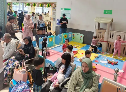 Fasilitas bermain anak di Stasiun Pasar Senen, Jakarta Pusat, Sabtu, 14 Maret 2026. (Sumber: Poskota/Ali Mansur)
