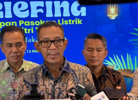 General Manager PLN Unit Induk Distribusi Jakarta Raya, Andy Adchaminoerdin pastikan listrik Jakarta aman saat mudik Lebaran. (Sumber: Poskota/Guruh Nara Persada)