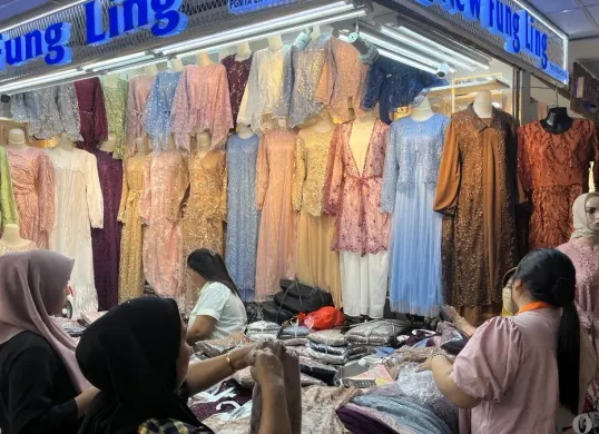 Suasana di Pusar Grosir Pasar Tanah Abang, Jakarta Pusat, yang masih ramai pengunjung menjelang lebaran, Sabtu, 14 Maret 2026. (Sumber: Poskota/Pandi Ramedhan)