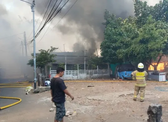 Kebakaran melanda kawasan permukiman di Jalan Bintaro Permai 3 RT 13 RW 09, Kelurahan Bintaro, Kecamatan Pesanggrahan, Jakarta Selatan, pada Sabtu, 14 Maret 2026. (Sumber: Istimewa)