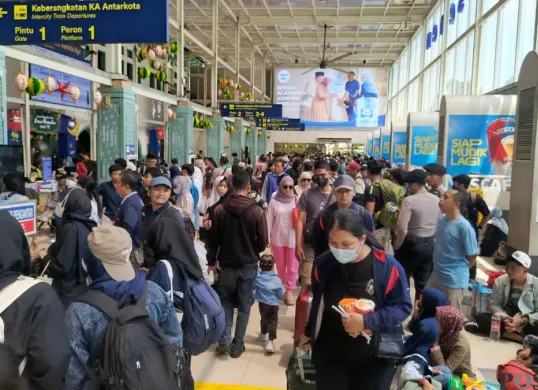 Kepadatan penumpang di Pasar Senen pada saat arus mudik lebaran, Sabtu, 14 Maret 2026. (Sumber: Poskota/Ali Mansur)