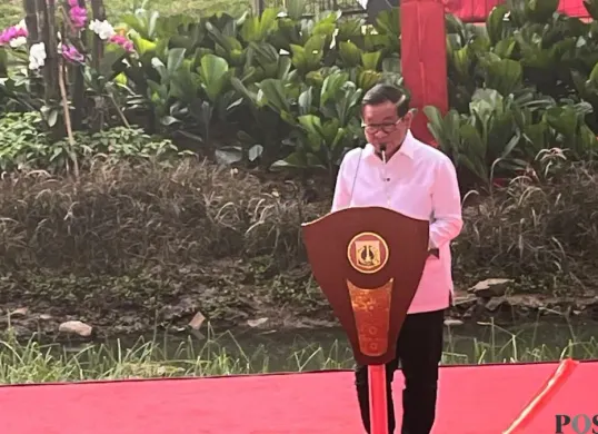 Gubernur Jakarta Pramono Anung saat memberikan sambutan peresmian Taman Bendera Pusaka di Kebayoran Baru, Jakarta Selatan, Sabtu, 14 Maret 2026. (Sumber: Poskota/M Tegar Jihad)