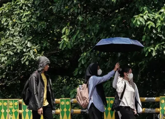 Sejumlah warga saat menghalau panasnya matahari, Sabru, 14 Maret 2026. (Sumber: Poskota/M Tegar Jihad)