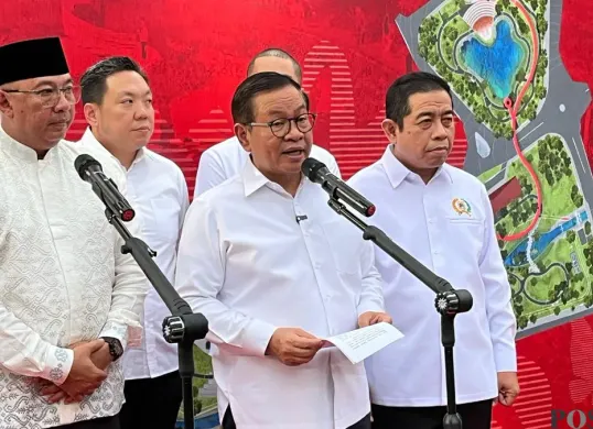 Gubernur Jakarta Pramono Anung saat menyampaikan pernyataan kepada awak media usai meresmikan Taman Bendera Pusaka di Kebayoran Baru, Jakarta Selatan, Sabtu, 14 Maret 2026. (Sumber: Poskota/M Tegar Jihad)