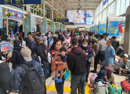 Suasana Stasiun Pasar Senen, Jakarta Pusat, Sabtu, 14 Maret 2026. (Sumber: Poskota/Ali Mansur)