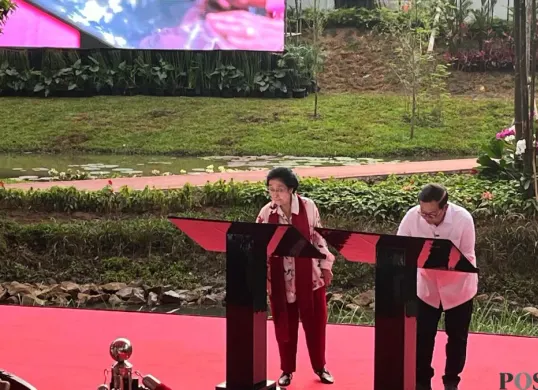 Gubernur Jakarta Pramono Anung dan Presiden ke-5 RI Megawati Soekarnoputri meresmikan Taman Bendera Pusaka, Jakarta Selatan, Sabtu, 14 Maret 2026. (Sumber: Poskota/M. Tegar Jihad)