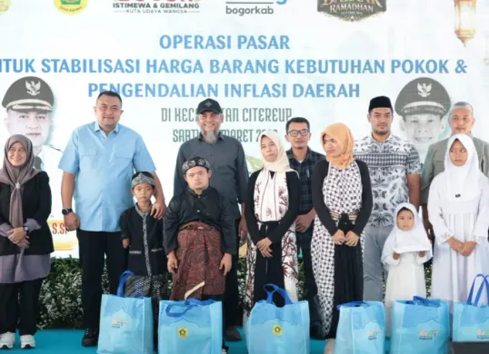 Bupati Bogor Rudy Susmanto bersama warga dalam acara Operasi Pasar GPM di Kecamatan Citeureup kegiatan tersebut digelar untuk menstabilkan harga kebutuhan pokok bagi masyarakat. (Sumber: Pemkab Bogor)